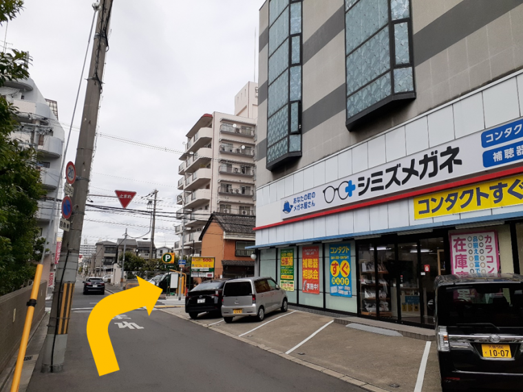 メガネ屋さんの角